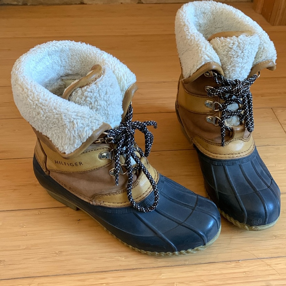 Tommy Hilfiger size 7 snow boots